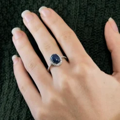 Bague or blanc, saphir cabochon et pavage de diamants