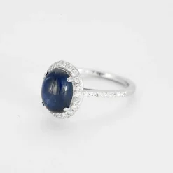 Bague or blanc, saphir cabochon et pavage de diamants