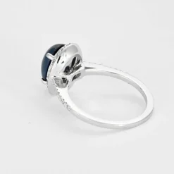 Bague or blanc, saphir cabochon et pavage de diamants
