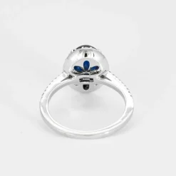 Bague or blanc, saphir cabochon et pavage de diamants