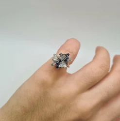 Bague or blanc, saphir, diamants baguettes et diamants ovales