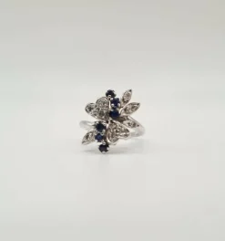Bague or blanc, saphir, diamants baguettes et diamants ovales