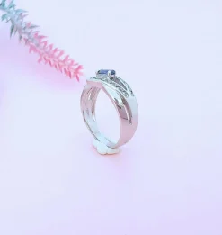 Bague or blanc, saphir, diamants