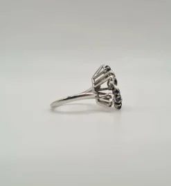 Bague or blanc, saphir, diamants baguettes et diamants ovales