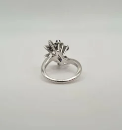 Bague or blanc, saphir, diamants baguettes et diamants ovales