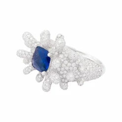 Bague or blanc, saphir et diamants.