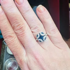 Bague or blanc saphirs diamants