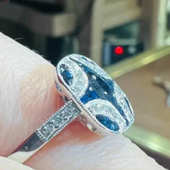 Bague or blanc saphirs diamants