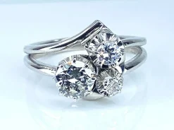 Bague or blanc sertie de 3 diamants