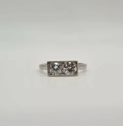 Bague or blanc sertie de 2 diamants anciens