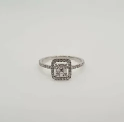 Bague or blanc sertie de diamants baguettes