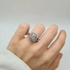 Bague or blanc sertie de diamants ronds et baguettes
