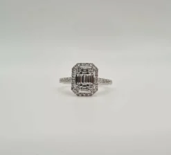 Bague or blanc sertie de diamants baguettes et diamants ronds
