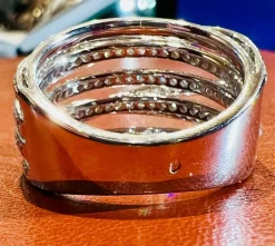 Bague or blanc sertie de diamants en pavage pour 1,73 carats