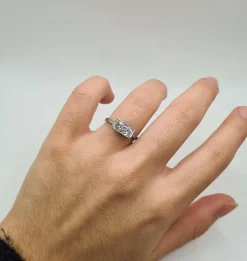 Bague or blanc sertie de 2 diamants anciens