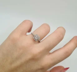 Bague or blanc sertie de diamants baguettes