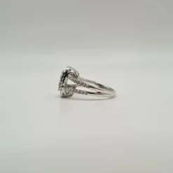 Bague or blanc sertie de diamants ronds et baguettes