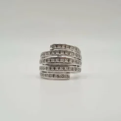 Bague or blanc sertie de diamants anciens