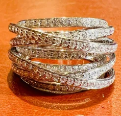 Bague or blanc sertie de diamants en pavage pour 1,73 carats