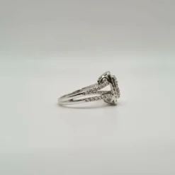 Bague or blanc sertie de diamants ronds et baguettes