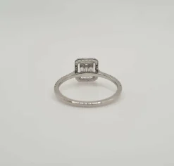 Bague or blanc sertie de diamants baguettes