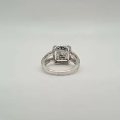 Bague or blanc sertie de diamants ronds et baguettes