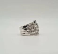 Bague or blanc sertie de diamants anciens