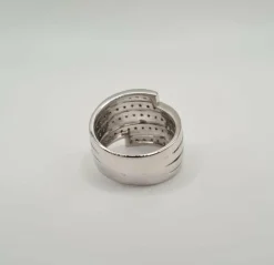 Bague or blanc sertie de diamants anciens