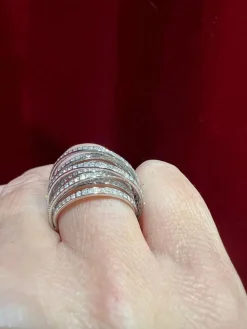 Bague or blanc sertie de diamants en pavage pour 1,73 carats