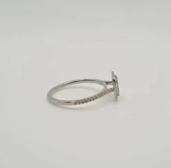 Bague or blanc sertie de diamants baguettes