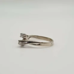 Bague or blanc sertie de diamants naturels