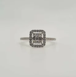 Bague or blanc sertie de diamants baguettes