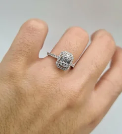 Bague or blanc sertie de diamants baguettes et diamants ronds