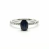 Bague or blanc sertie d'un saphir et diamants