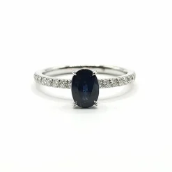 Bague or blanc sertie d'un saphir et diamants