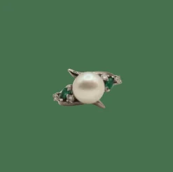 Bague or blanc sertie d’une perle de culture, diamants et émeraudes