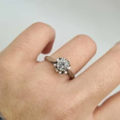Bague or blanc sertie d'un diamant