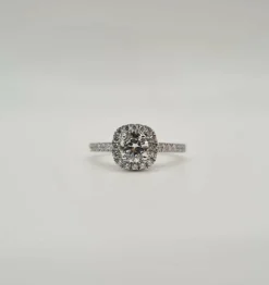 Bague or blanc sertie d'un diamant GIA et diamants naturels