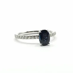 Bague or blanc sertie d'un saphir et diamants