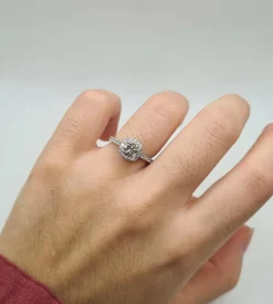 Bague or blanc sertie d'un diamant GIA et diamants naturels