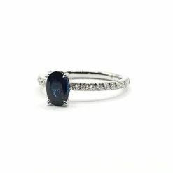 Bague or blanc sertie d'un saphir et diamants