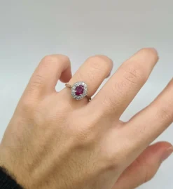 Bague or blanc sertie d’un rubis et diamants anciens