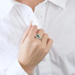 Bague or blanc sertie d’une émeraude poire et diamants