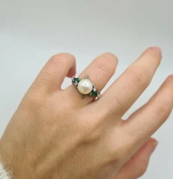 Bague or blanc sertie d’une perle de culture, diamants et émeraudes