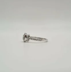 Bague or blanc sertie d'un diamant GIA et diamants naturels