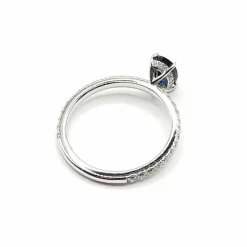 Bague or blanc sertie d'un saphir et diamants