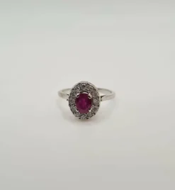 Bague or blanc sertie d’un rubis et diamants anciens