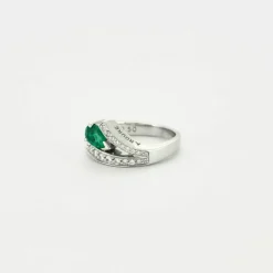 Bague or blanc sertie d’une émeraude poire et diamants