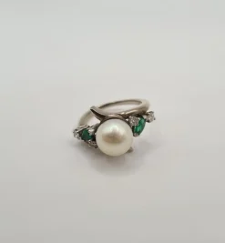 Bague or blanc sertie d’une perle de culture, diamants et émeraudes