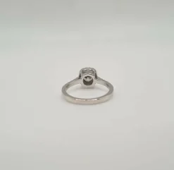 Bague or blanc sertie d'un diamant GIA et diamants naturels